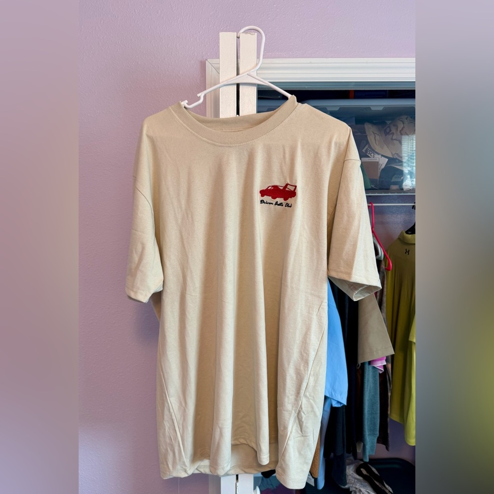 Dodge 1969 Daytona Challenger Graphic Shirt Sleeve Tshirt. Tan. Mens LG. NWT